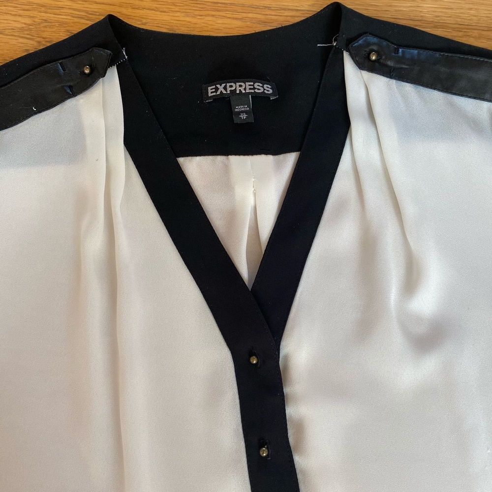 NWOT Express Long Sleeve Blouse - Picture 3 of 9